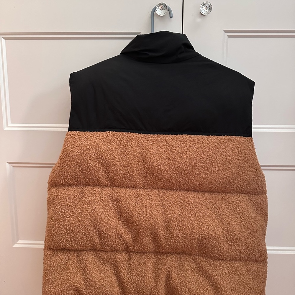 Wild fable Woman’s Tan Sherpa Vest with Black Yoke - Picture 5 of 7